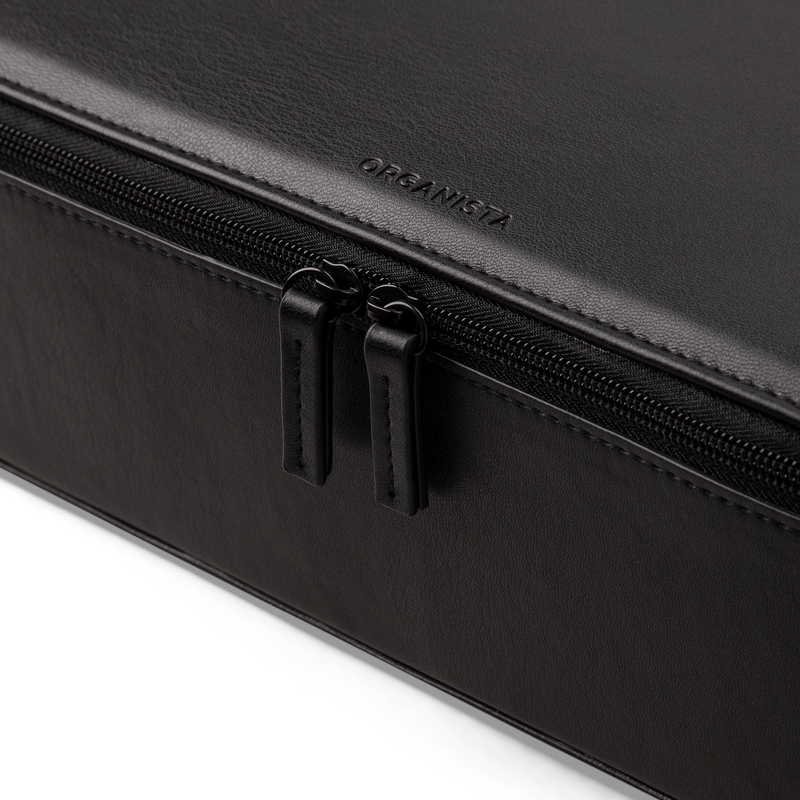 Details of the zipper and logo of our vegan packing cubes